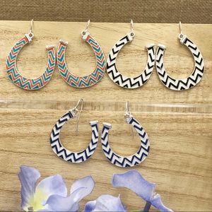 🌼 Chevron Lucky Horseshoe Dangle Earrings